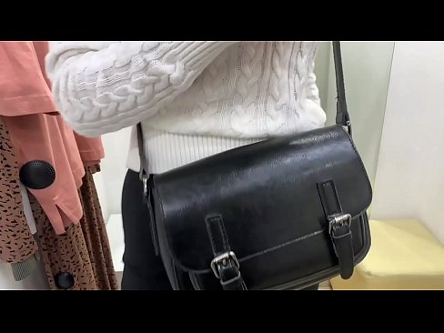❤️ Javna masturbacija mlade kujice FeralBerry s dildom u sobi za mjerenje ❌ Analni video kod nas ❤