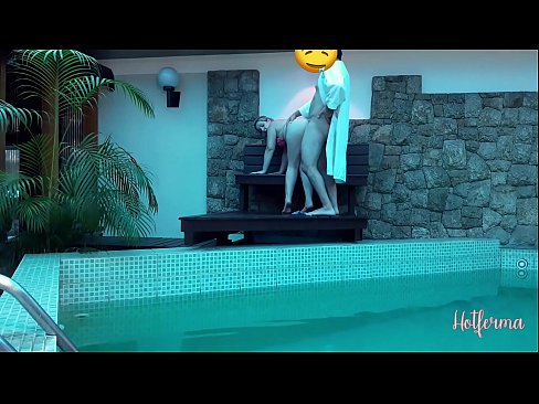 ❤️ Šef poziva sobaricu na bazen, ali nije mogao odoljeti vrućini ❌ Analni video kod nas ❤